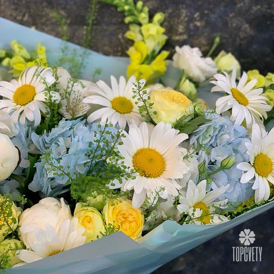 Букет из ромашек, гортензий и роз
