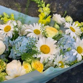 Букет из ромашек, гортензий и роз