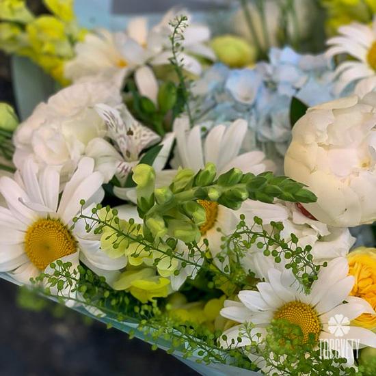 Букет из ромашек, гортензий и роз