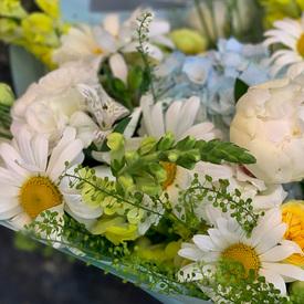 Букет из ромашек, гортензий и роз