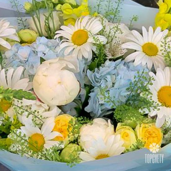 Букет из ромашек, гортензий и роз
