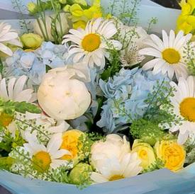 Букет из ромашек, гортензий и роз