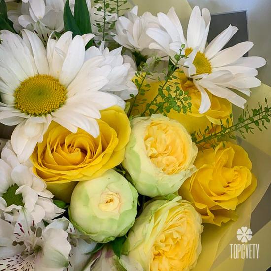Букет из кустовых роз, ромашек и хризантем
