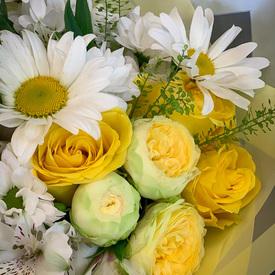 Букет из кустовых роз, ромашек и хризантем