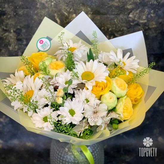 Букет из кустовых роз, ромашек и хризантем