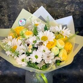 Букет из кустовых роз, ромашек и хризантем
