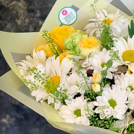 Букет из кустовых роз, ромашек и хризантем