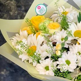 Букет из кустовых роз, ромашек и хризантем