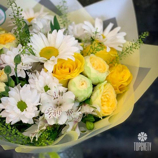Букет из кустовых роз, ромашек и хризантем