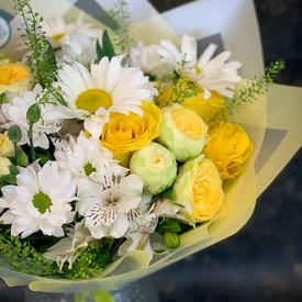 Букет из кустовых роз, ромашек и хризантем