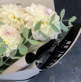 Букет из 9 белых георгин