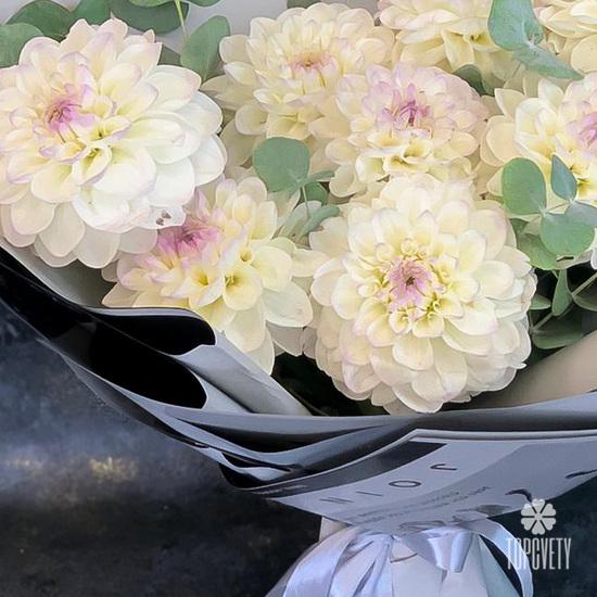 Букет из 9 белых георгин