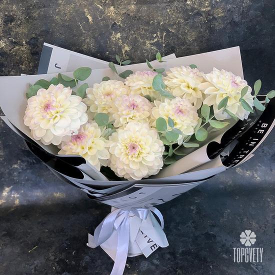 Букет из 9 белых георгин