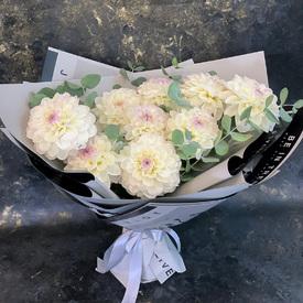 Букет из 9 белых георгин