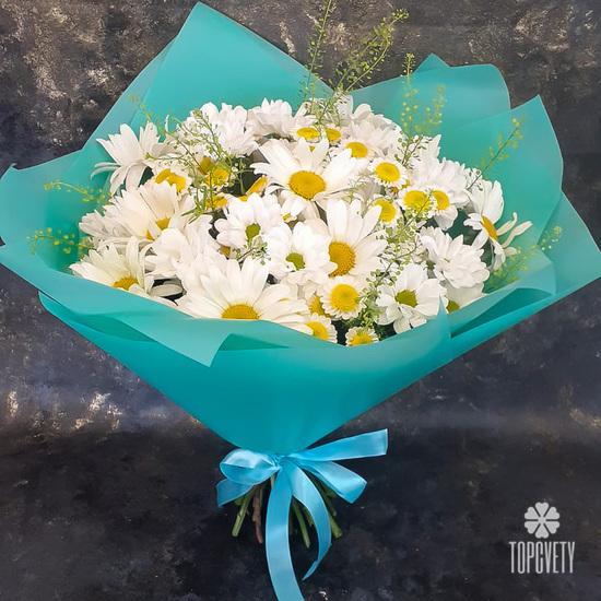 Букет из ромашек и хризантем
