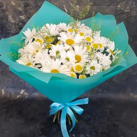 Букет из ромашек и хризантем