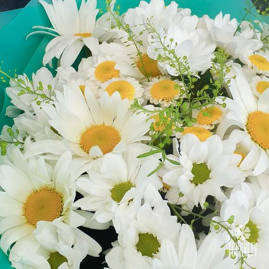 Букет из ромашек и хризантем