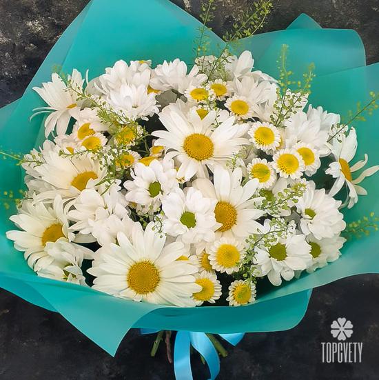 Букет из ромашек и хризантем