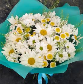Букет из ромашек и хризантем