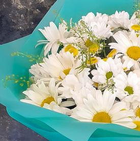 Букет из ромашек и хризантем