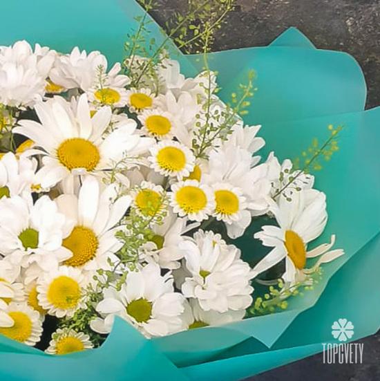 Букет из ромашек и хризантем