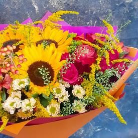 Букет из подсолнухов, роз и хризантем