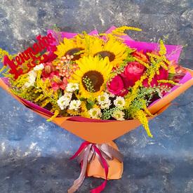 Букет из подсолнухов, роз и хризантем