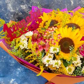 Букет из подсолнухов, роз и хризантем