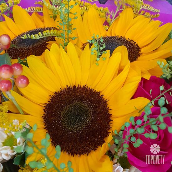 Букет из подсолнухов, роз и хризантем