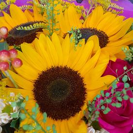 Букет из подсолнухов, роз и хризантем