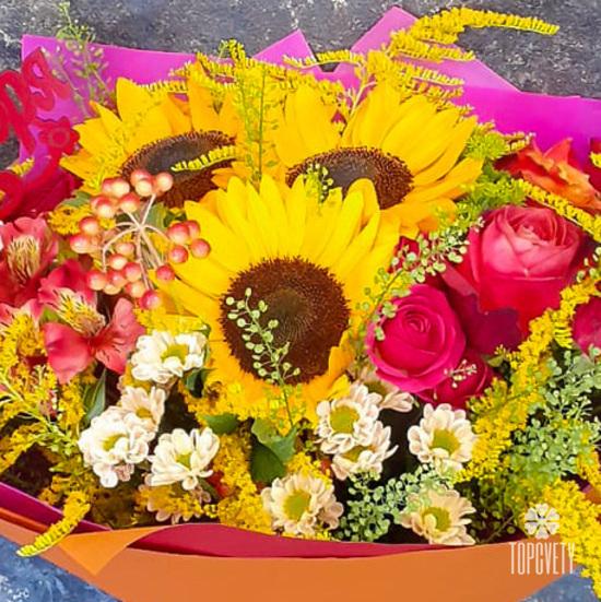 Букет из подсолнухов, роз и хризантем