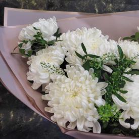 Букет из 9 белых хризантем