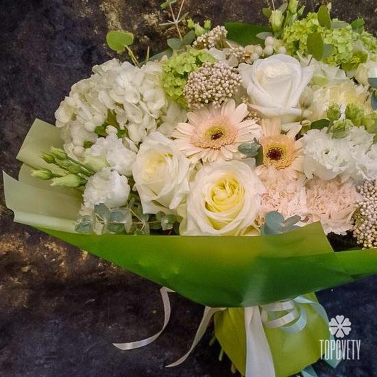Букет из роз, гортензий и гвоздик