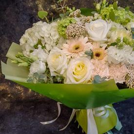 Букет из роз, гортензий и гвоздик