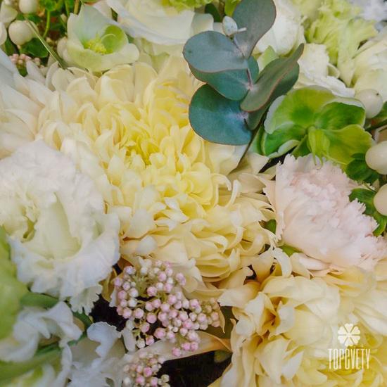 Букет из роз, гортензий и гвоздик