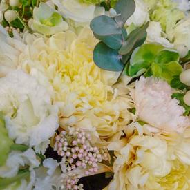 Букет из роз, гортензий и гвоздик