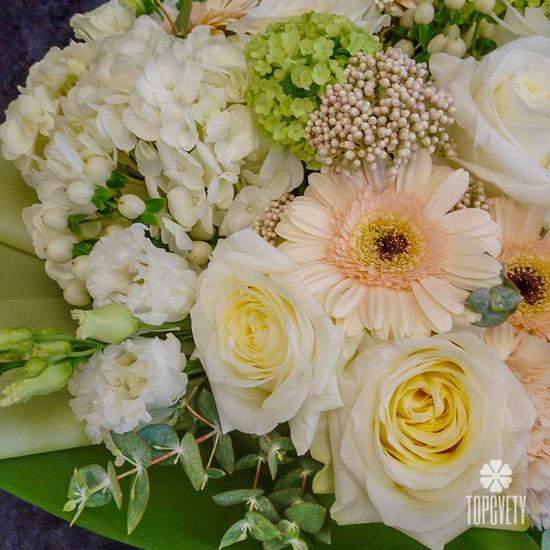 Букет из роз, гортензий и гвоздик