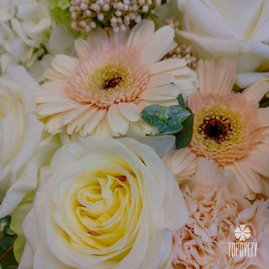 Букет из роз, гортензий и гвоздик