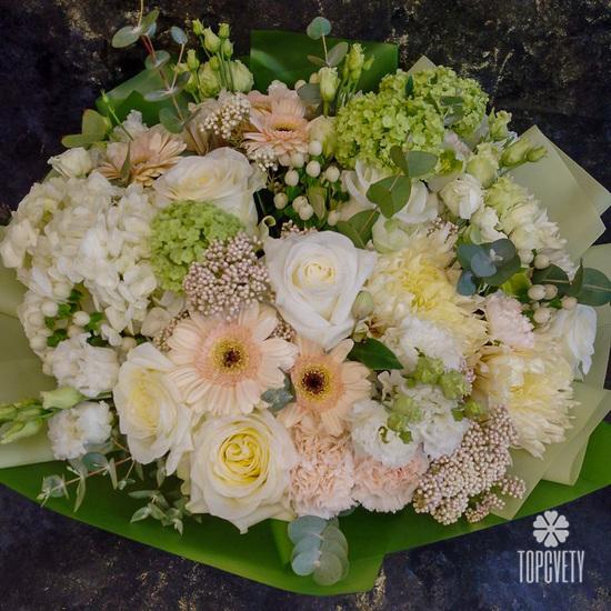 Букет из роз, гортензий и гвоздик