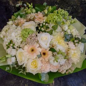 Букет из роз, гортензий и гвоздик