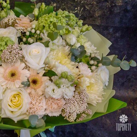 Букет из роз, гортензий и гвоздик