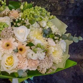 Букет из роз, гортензий и гвоздик