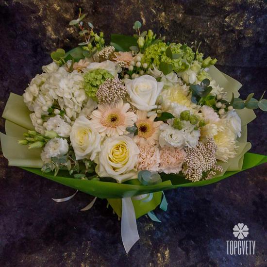 Букет из роз, гортензий и гвоздик