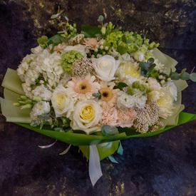 Букет из роз, гортензий и гвоздик