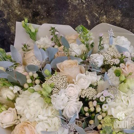 Букет из роз и гортензии