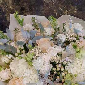 Букет из роз и гортензии