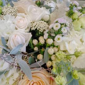 Букет из роз и гортензии