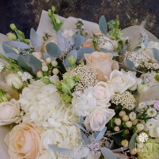 Букет из роз и гортензии