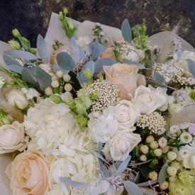 Букет из роз и гортензии