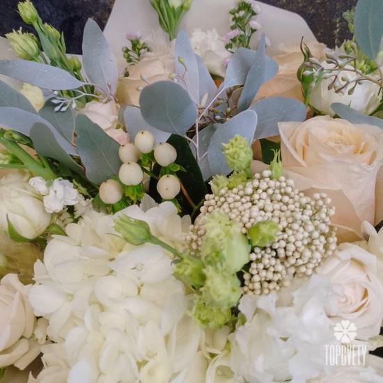 Букет из роз и гортензии